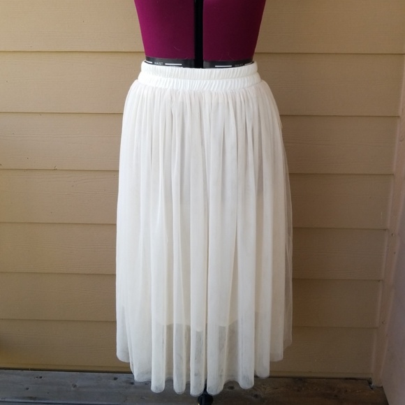 Satiny mesh skirt - Picture 2 of 5